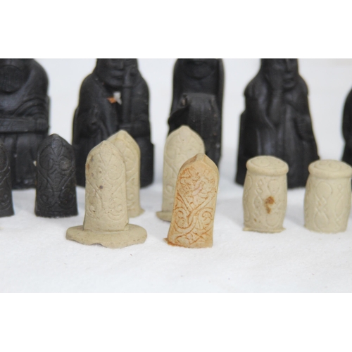 686 - QUANTITY OF CHESSMEN 
10CM