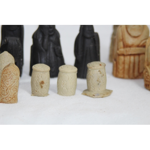 686 - QUANTITY OF CHESSMEN 
10CM