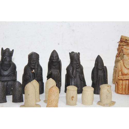 686 - QUANTITY OF CHESSMEN 
10CM