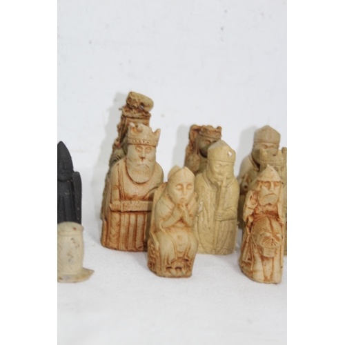 686 - QUANTITY OF CHESSMEN 
10CM