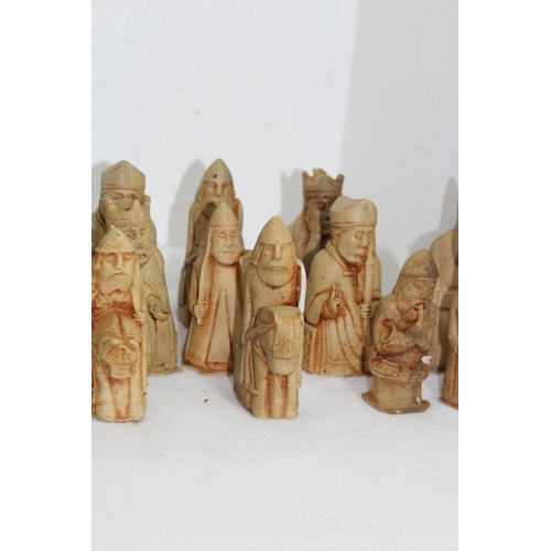 686 - QUANTITY OF CHESSMEN 
10CM