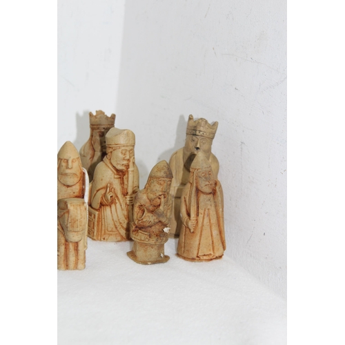 686 - QUANTITY OF CHESSMEN 
10CM