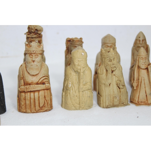 686 - QUANTITY OF CHESSMEN 
10CM