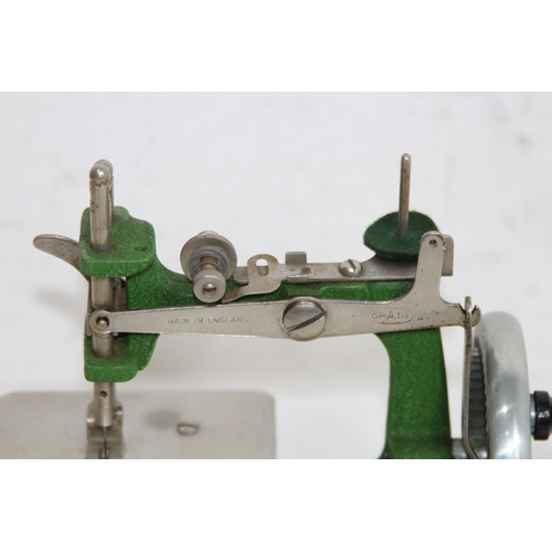 687 - VINTAGE CHILDS GRAIN SEWING MACHINE IN BOX