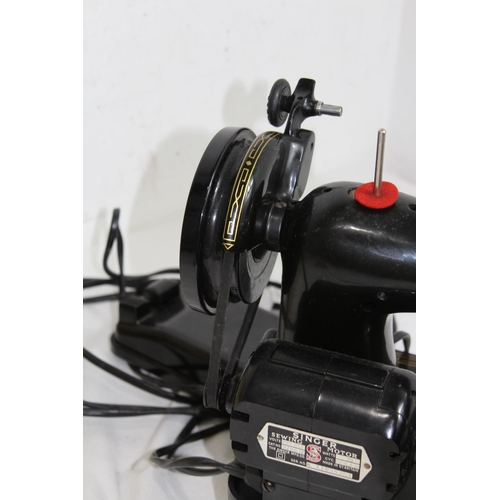 567 - VINTAGE SINGER 99K SEWING MACHINE