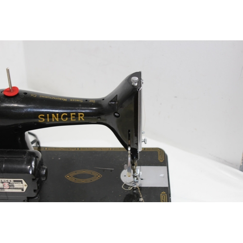 567 - VINTAGE SINGER 99K SEWING MACHINE