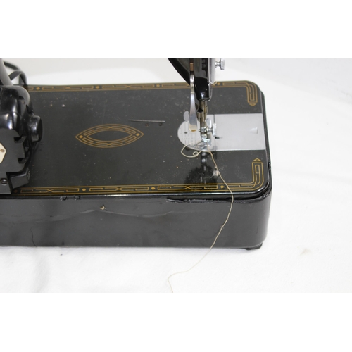 567 - VINTAGE SINGER 99K SEWING MACHINE