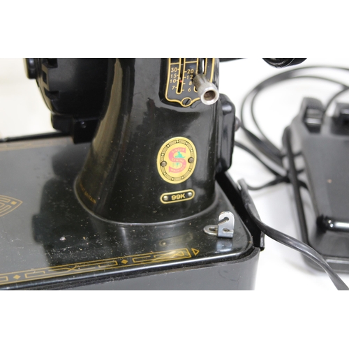 567 - VINTAGE SINGER 99K SEWING MACHINE