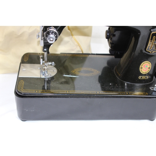 567 - VINTAGE SINGER 99K SEWING MACHINE