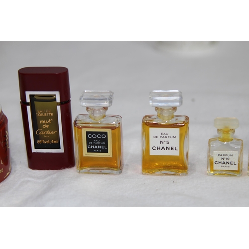 568 - QUANTITY OF MINIATURE PERFUMES