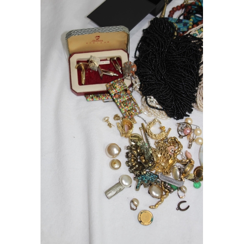 569 - QUANTITY OF COSTUME JEWELLERY ETC