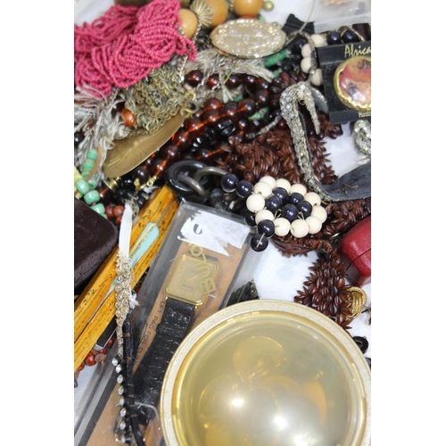 569 - QUANTITY OF COSTUME JEWELLERY ETC