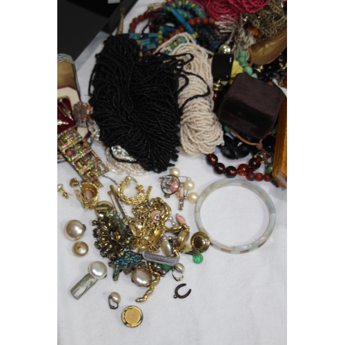 569 - QUANTITY OF COSTUME JEWELLERY ETC