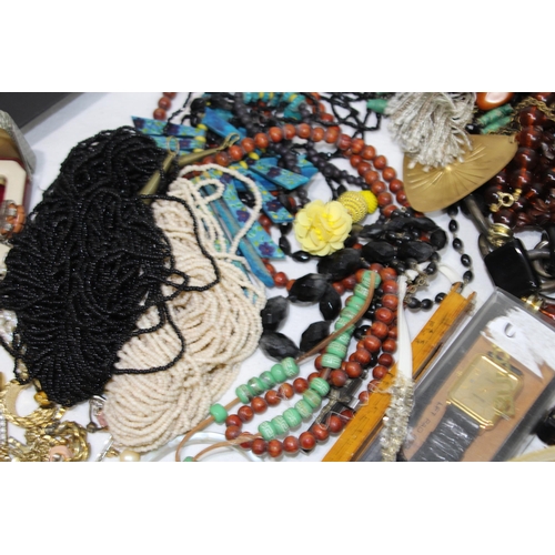 569 - QUANTITY OF COSTUME JEWELLERY ETC