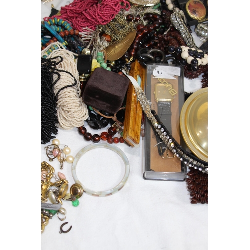 569 - QUANTITY OF COSTUME JEWELLERY ETC