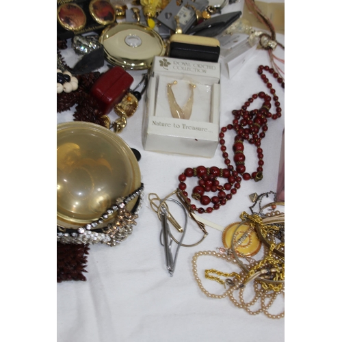 569 - QUANTITY OF COSTUME JEWELLERY ETC