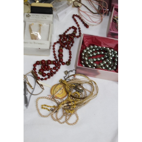 569 - QUANTITY OF COSTUME JEWELLERY ETC