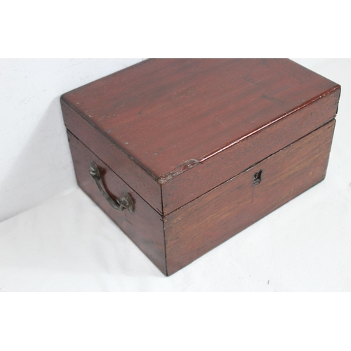 570 - ANTIQUE BOX AND VINTAGE DRAWING SET
30 X 23 X 17CM