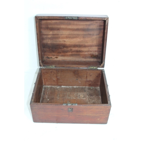 570 - ANTIQUE BOX AND VINTAGE DRAWING SET
30 X 23 X 17CM