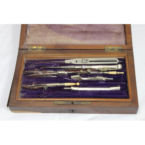 570 - ANTIQUE BOX AND VINTAGE DRAWING SET
30 X 23 X 17CM