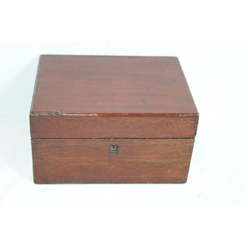 570 - ANTIQUE BOX AND VINTAGE DRAWING SET
30 X 23 X 17CM