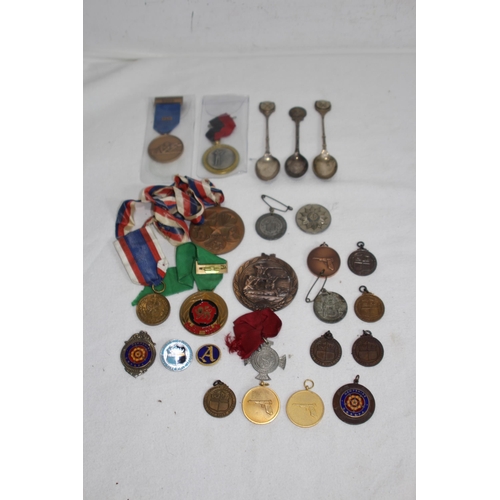 942 - QUANTITY OF SHOOTING AWARDS, MEDALS AND SPOONS