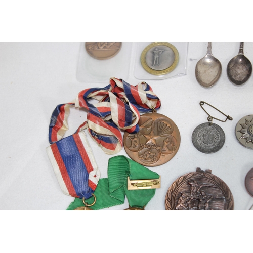 942 - QUANTITY OF SHOOTING AWARDS, MEDALS AND SPOONS