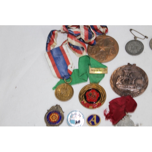 942 - QUANTITY OF SHOOTING AWARDS, MEDALS AND SPOONS