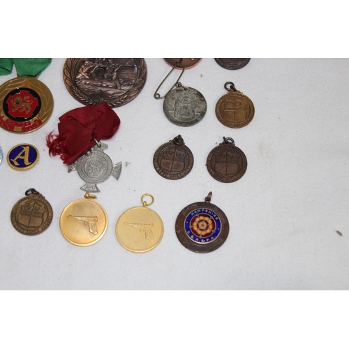 942 - QUANTITY OF SHOOTING AWARDS, MEDALS AND SPOONS