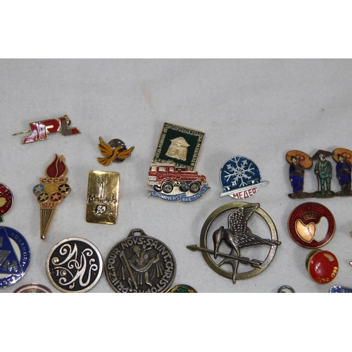 943 - LARGE COLLECTION OF PIN BADGES