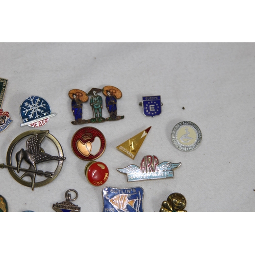 LARGE COLLECTION OF PIN BADGES