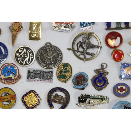 943 - LARGE COLLECTION OF PIN BADGES