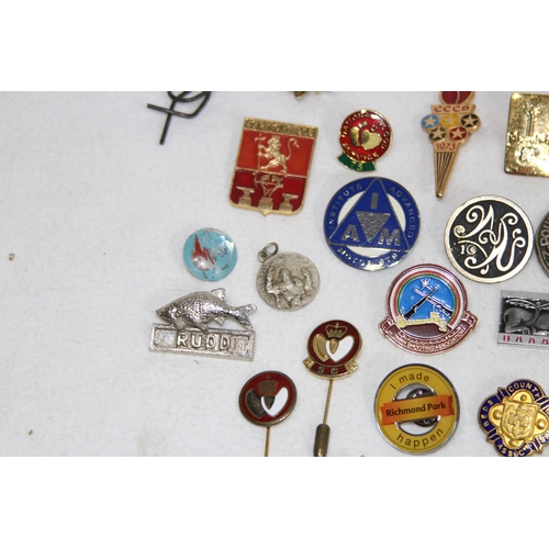 LARGE COLLECTION OF PIN BADGES