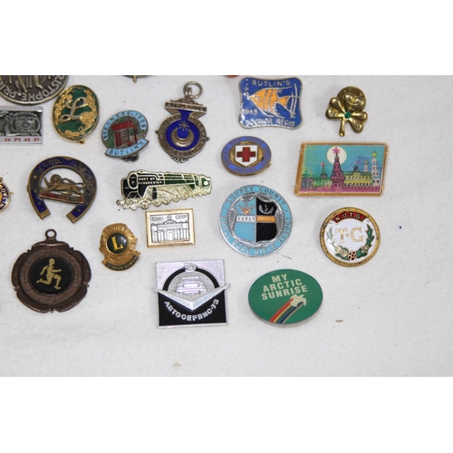 943 - LARGE COLLECTION OF PIN BADGES