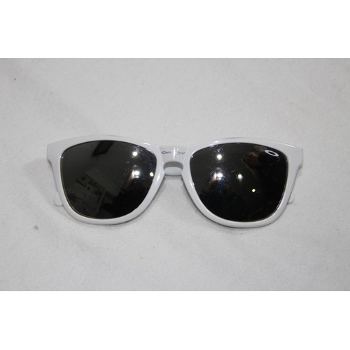 946 - PAIR OF MIRRORED REFLECTIVE VINTAGE OAKLEY WHITE FRAMED SUNGLASSES