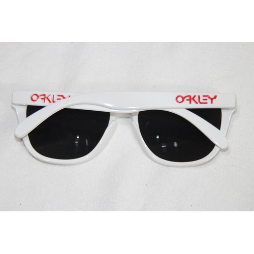 946 - PAIR OF MIRRORED REFLECTIVE VINTAGE OAKLEY WHITE FRAMED SUNGLASSES