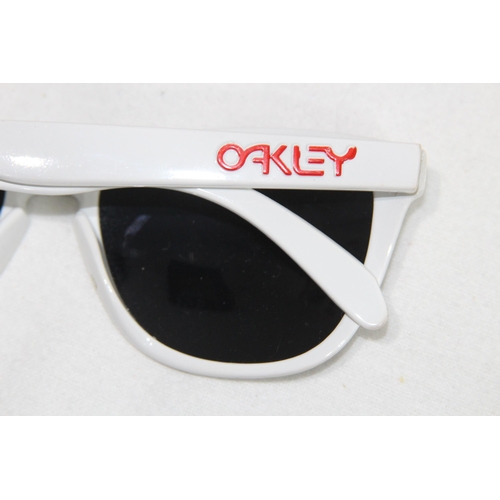 946 - PAIR OF MIRRORED REFLECTIVE VINTAGE OAKLEY WHITE FRAMED SUNGLASSES