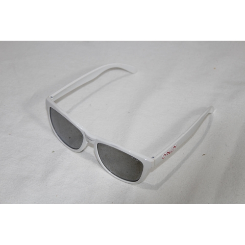 946 - PAIR OF MIRRORED REFLECTIVE VINTAGE OAKLEY WHITE FRAMED SUNGLASSES