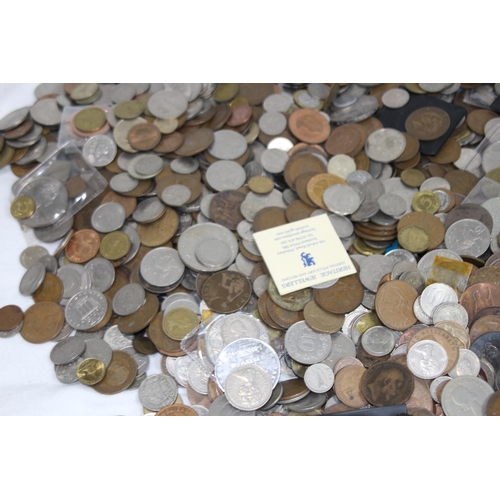 1004 - LARGE QUANTITY OF BRITISH AND WORLD COINS - 16kg