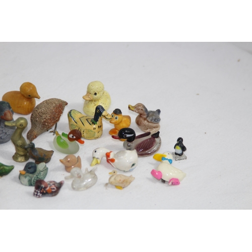 374 - QUANTITY OF DUCKS
6 X 4CM