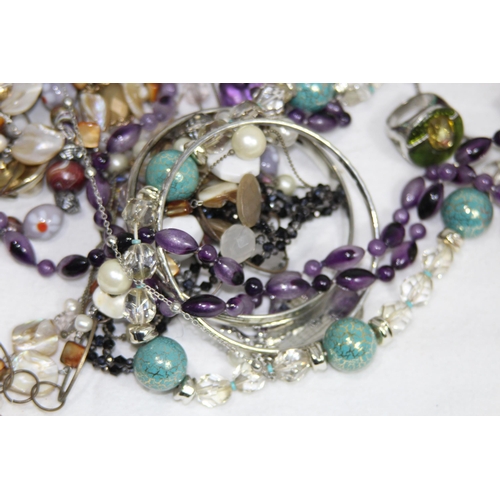 592 - LARGE QUANTITY OF COSTUME JEWELLERY