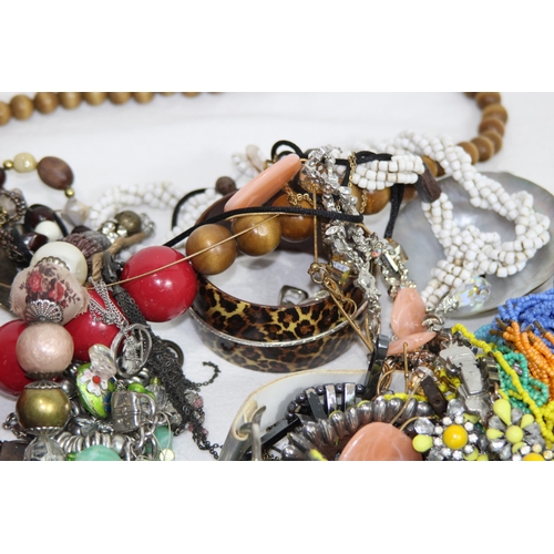 592 - LARGE QUANTITY OF COSTUME JEWELLERY