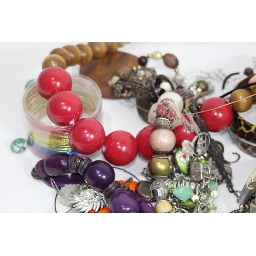 592 - LARGE QUANTITY OF COSTUME JEWELLERY