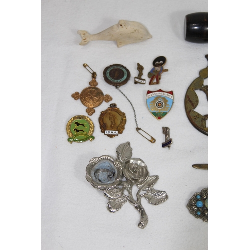 599 - QUANTITY OF MISCELLANEOUS ITEMS INCLUDING VINTAGE FOBS AND BADGES - SPORTING ANS GOLLY RELATED