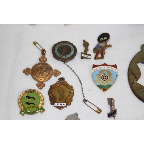 599 - QUANTITY OF MISCELLANEOUS ITEMS INCLUDING VINTAGE FOBS AND BADGES - SPORTING ANS GOLLY RELATED