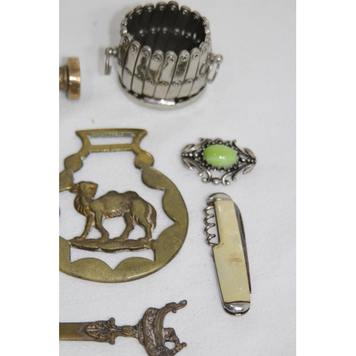 599 - QUANTITY OF MISCELLANEOUS ITEMS INCLUDING VINTAGE FOBS AND BADGES - SPORTING ANS GOLLY RELATED