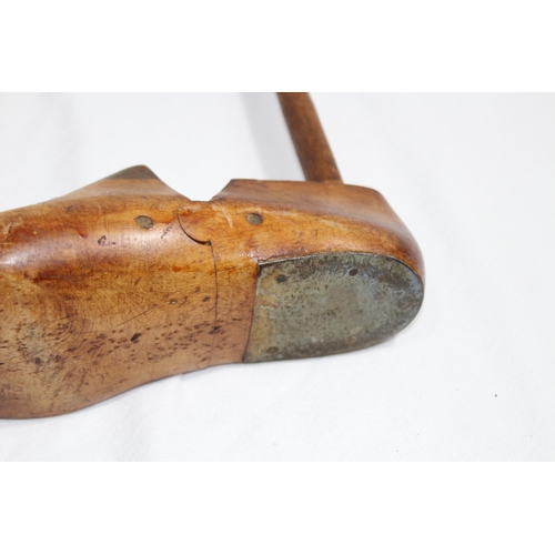 600 - QUANTITY OF VINTAGE AND ANTIQUE WOODEN SHOE LASTS