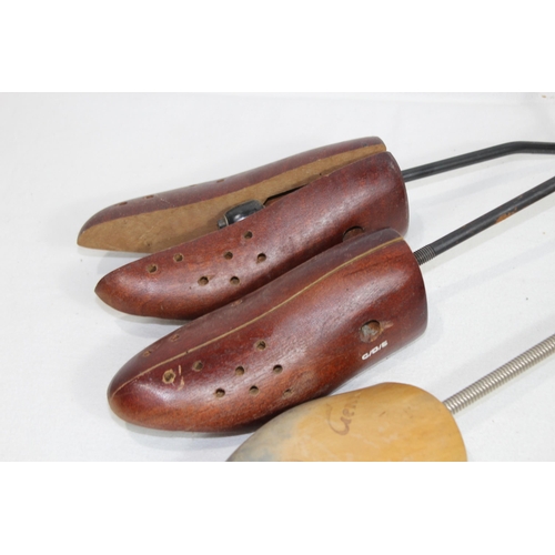 600 - QUANTITY OF VINTAGE AND ANTIQUE WOODEN SHOE LASTS