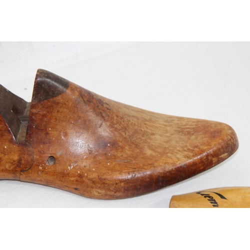 600 - QUANTITY OF VINTAGE AND ANTIQUE WOODEN SHOE LASTS