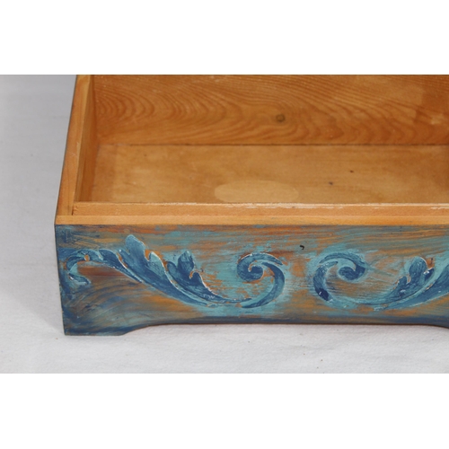 603 - PAINTED AND DECORATED KEEPSAKE WOODEN BOX
30 X 21 X 12CM